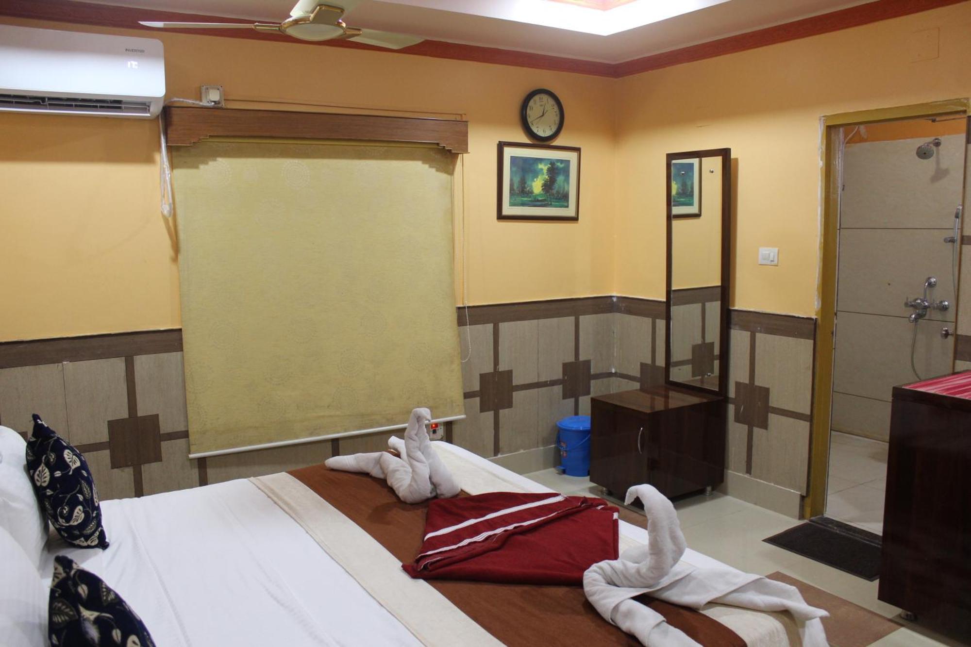 Gokul Plaza Hotel Bhubaneswar Bagian luar foto