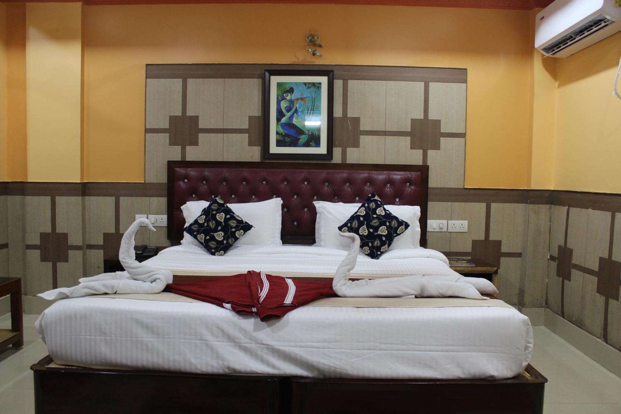 Gokul Plaza Hotel Bhubaneswar Bagian luar foto