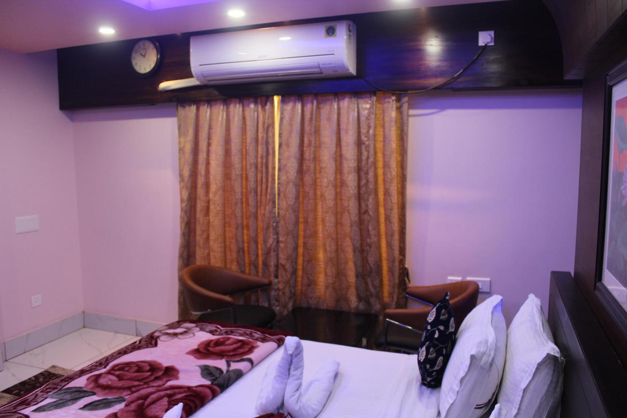 Gokul Plaza Hotel Bhubaneswar Bagian luar foto