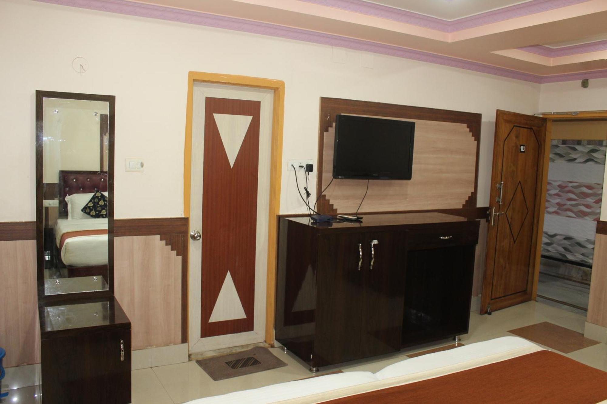 Gokul Plaza Hotel Bhubaneswar Bagian luar foto
