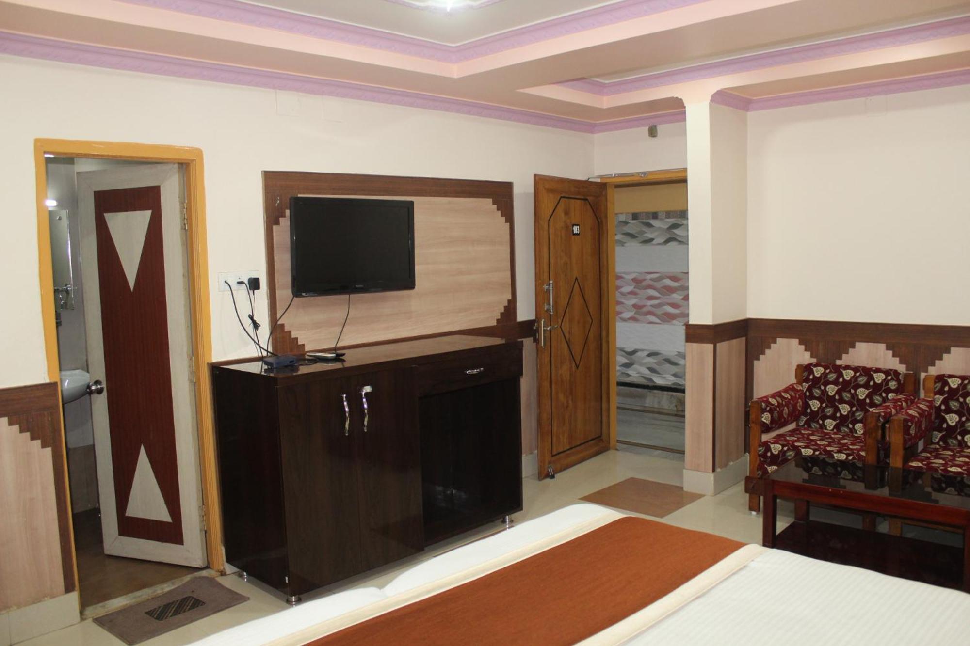 Gokul Plaza Hotel Bhubaneswar Bagian luar foto