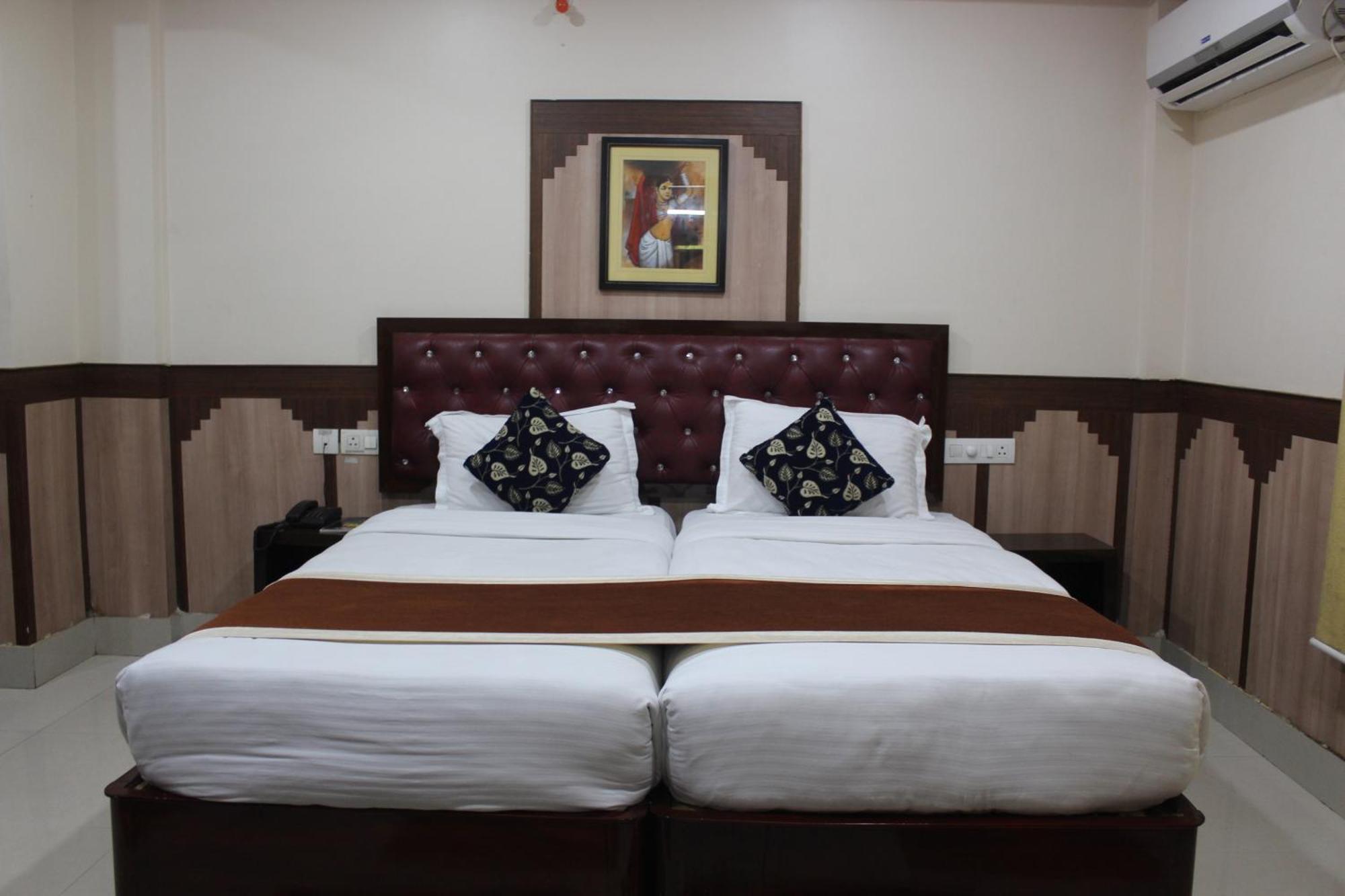 Gokul Plaza Hotel Bhubaneswar Bagian luar foto